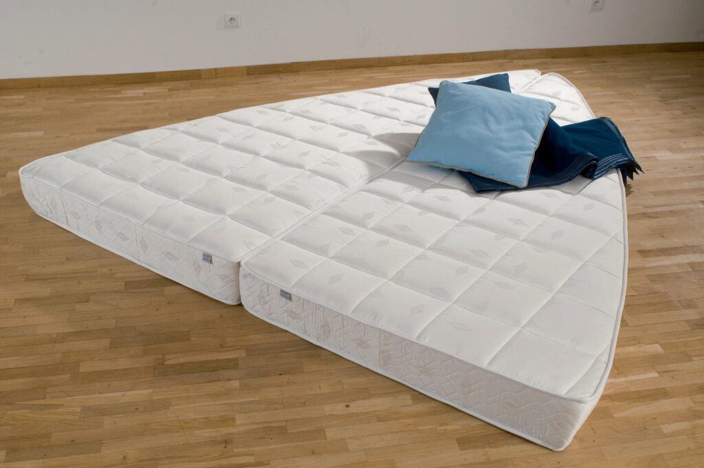 Memory-Foam-Matratze Galapagos, nach Maß in V-Form für eine Bugkabine gefertigt
